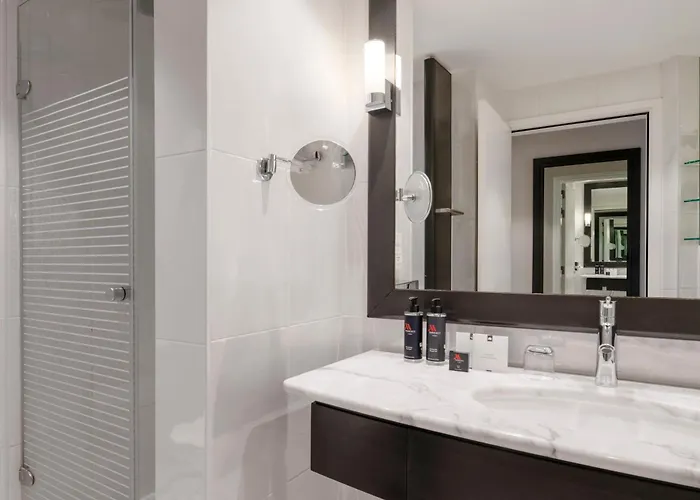 Marriott Cite Internationale מלון 4*